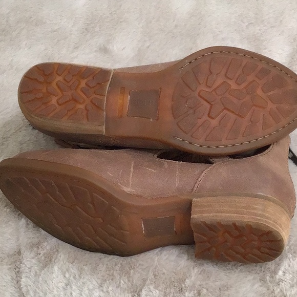 ๐ BORN Sand Natural Distress Leather Buckled Sandal Bootie Low Heel - Picture 9 of 10